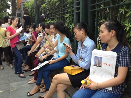 Thí sinh nộp hồ sơ thi tuyển công chức tại Hà Nội