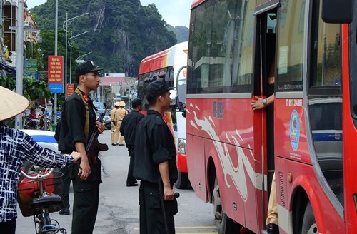Cảnh sát được trang bị vũ trang kiểm tra phương tiện trên quốc lộ 18 A, phường Quang Hanh, TP Cẩm Phả