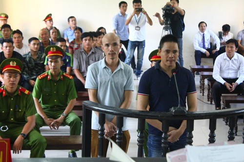Thuận và Phương (từ trái qua) tại phiên tòa trong phần kiểm tra căn cước