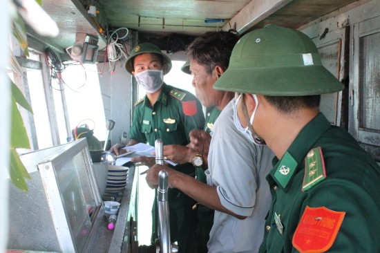 Cán bộ Đồn Biên phòng Lý Sơn làm việc với thuyền trưởng Nguyễn Chín