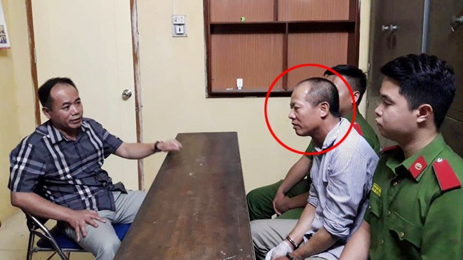 Đại tá Nguyễn Thanh Tùng thẩm vấn bị can Đông