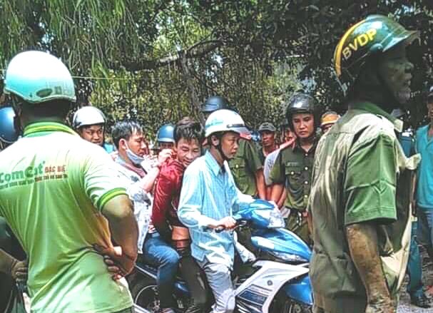 Nguyễn Văn Ê Em đang bị áp giải bằng xe máy về Cơ quan CSĐT
