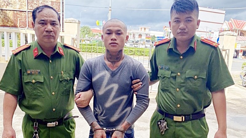 Công an áp giải hung thủ từ Đồng Nai về Bình Thuận để điều tra