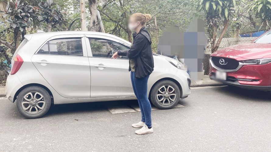 Nạn nhân G.S (28 tuổi, quốc tịch Anh) chỉ nơi cô bị tấn công trên địa bàn phường Quảng An, Tây Hồ