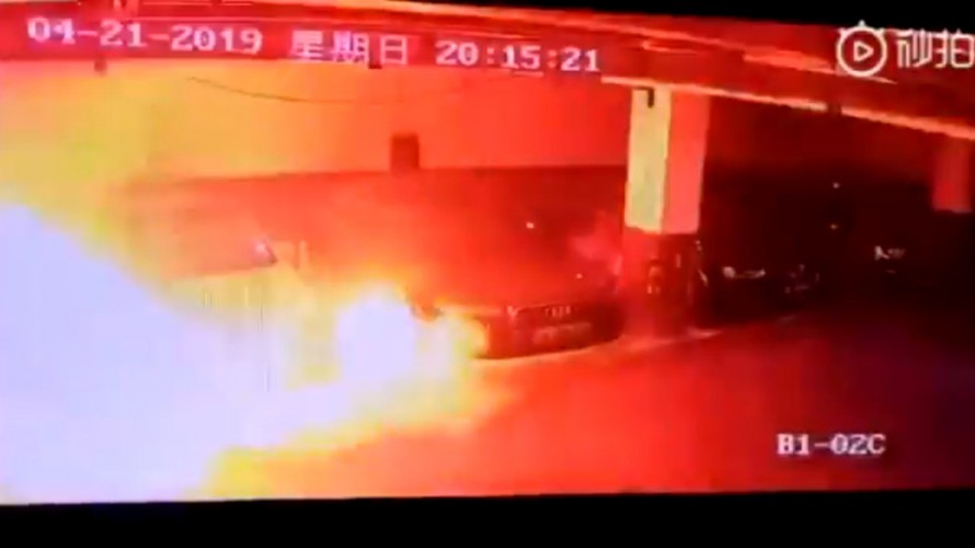 Xe điện Tesla Model S bỗng nhiên bốc cháy tại Trung Quốc