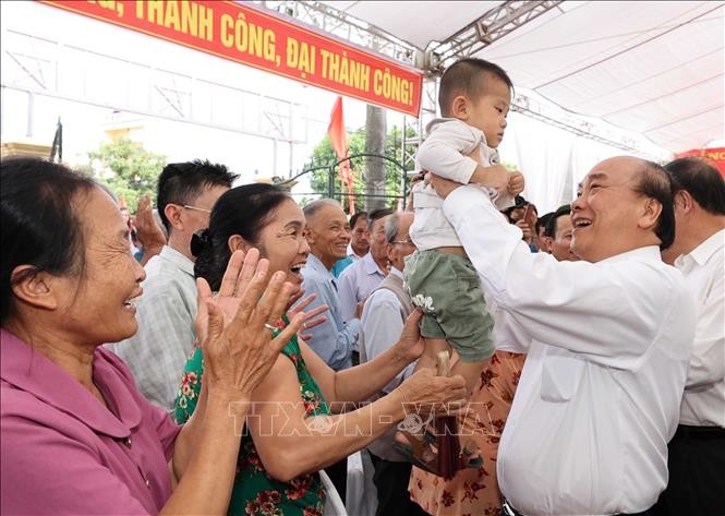 Thủ tướng Nguyễn Xuân Phúc với các tầng lớp nhân dân dự Ngày hội Đại đoàn kết toàn dân tộc. Ảnh: Thống Nhất/TTXVN