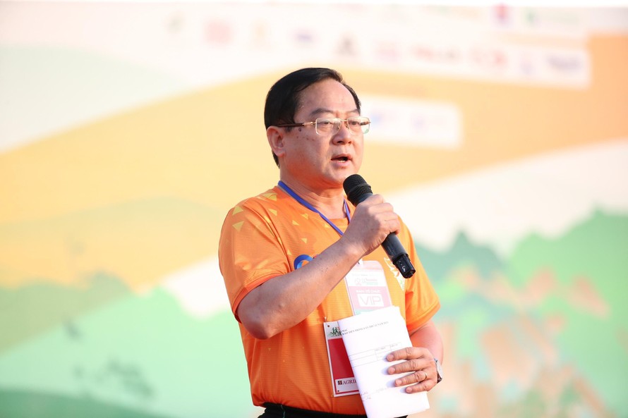 Nhà báo Lê Xuân Sơn - Tổng Biên tập Báo Tiền Phong, đồng Trưởng Ban Tổ chức Tiền Phong Marathon năm 2021 phát biểu tại chương trình khai mạc.