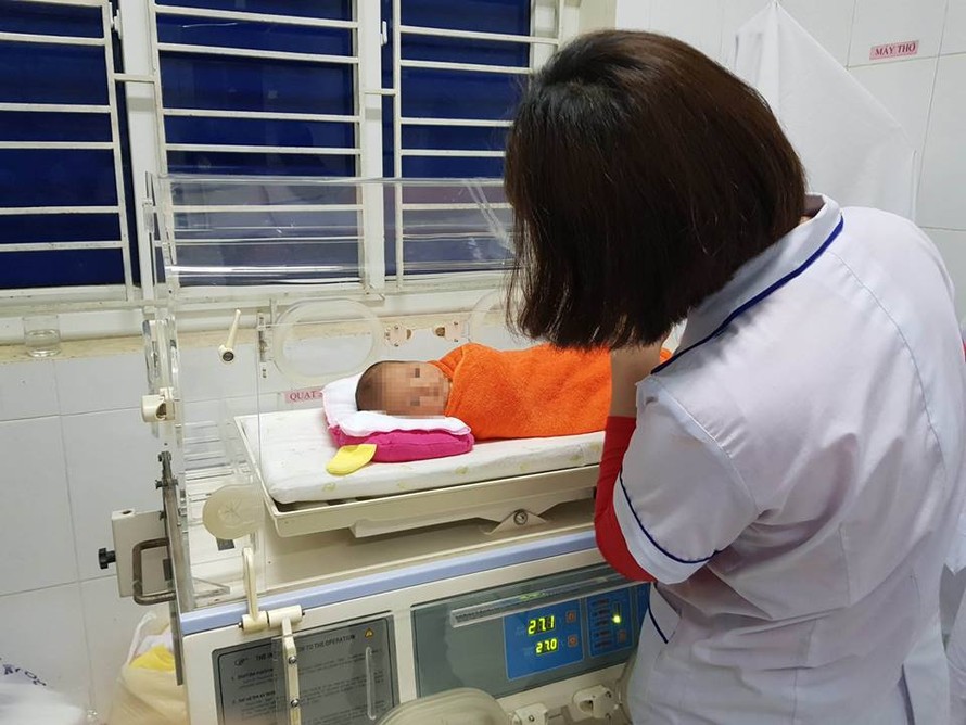 Cháu bé được cán bộ, nhân viên Bệnh viện Đa khoa huyện Thạch Hà chăm sóc tận tình