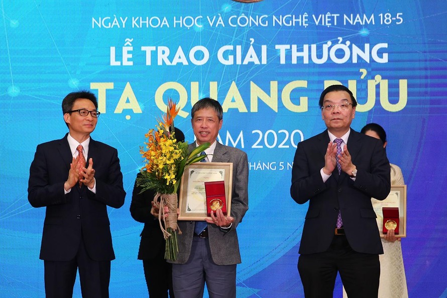 PGS. Phạm Tiến Sơn, trường Đại học Đà Lạt được vinh danh tại giải thưởng Tạ Quang Bửu năm 2020. Ảnh Đình Nam