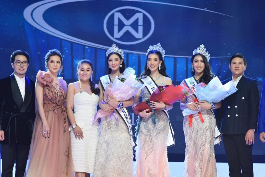 Xanita (đứng thứ tư từ trái qua) đăng quang Á hậu năm 2019