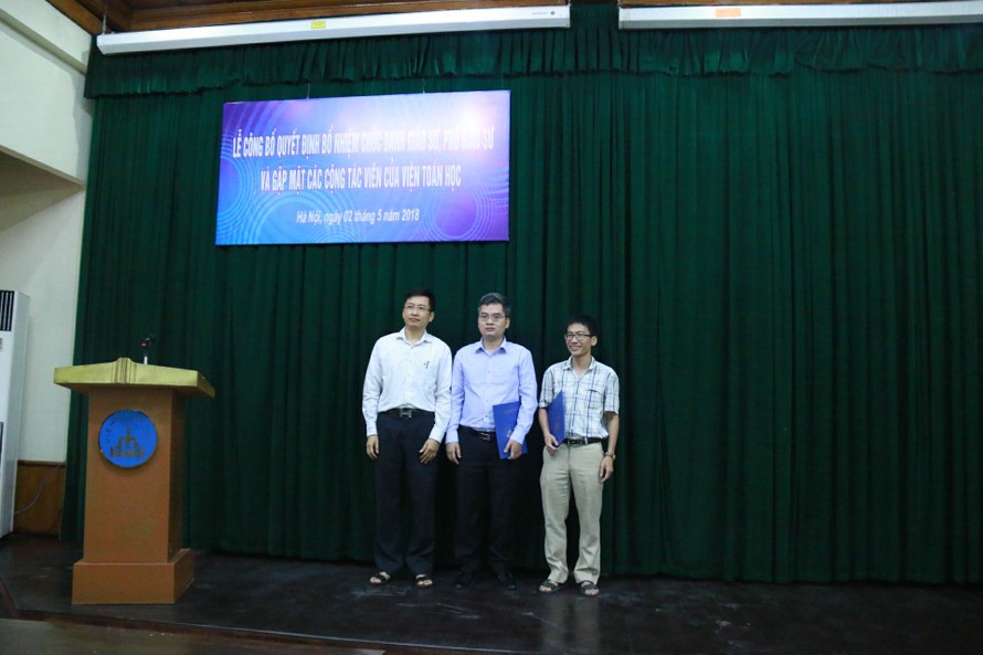 GS.Phùng Hồ Hải (ngoài cùng bên trái), Viện trưởng Viện Toán học Việt Nam bổ nhiệm chức danh giáo sư cho PGS.TSKH Phạm Hoàng Hiệp (đứng giữa) và chức danh phó giáo sư cho TSKH.Đoàn Thái Sơn