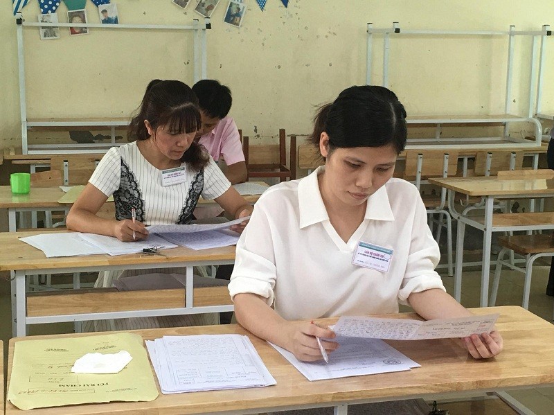 Giám khảo đang chấm thi bài thi tự luận tại kỳ thi THPT quốc gia 2018