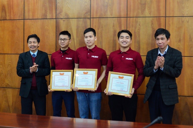 Hai thầy Phó hiệu trưởng trường ĐH Bách khoa Hà Nội, thầy Trần Văn Tớp (ngoài cùng bên trái) và thầy Đinh Văn Phong (ngoài cùng bên phải) trao giấy khen cho 3 thành viên của đội Amazingbamboo
