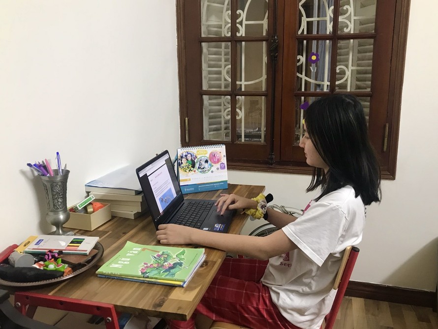 Học sinh đang học online tại nhà