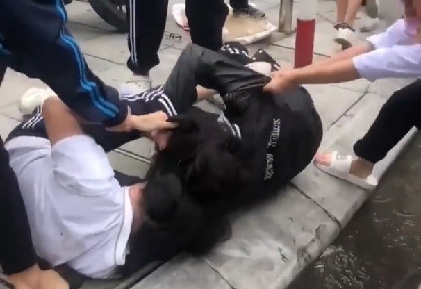 Kinh hoàng học sinh đánh nhau trước cổng trường. Ảnh cắt từ clip