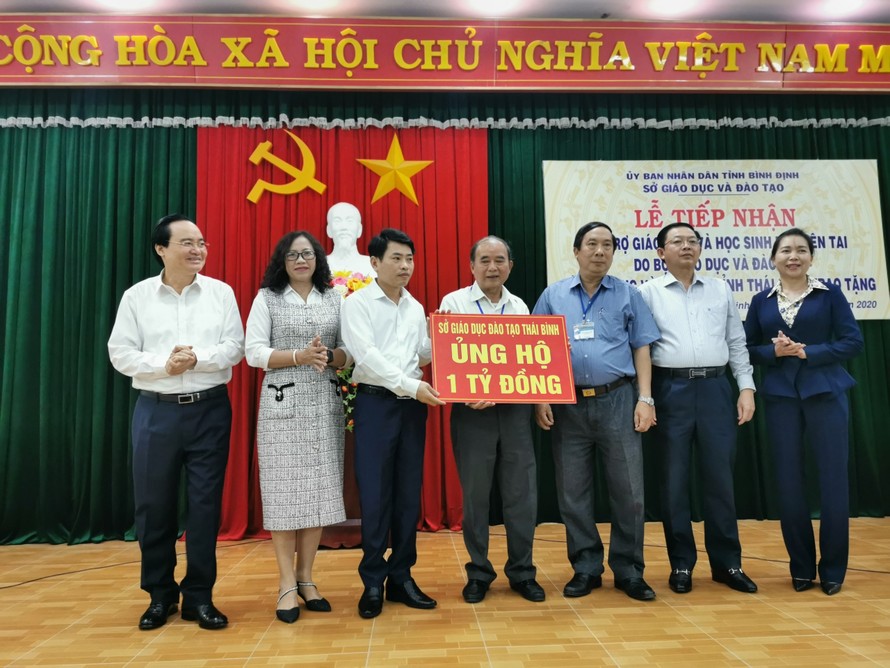 Bộ trưởng Phùng Xuân Nhạ thăm, tặng quà hỗ trợ học sinh, trường học ở Bình Định