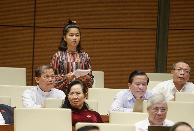 Đại biểu Ksor H’Bơ Khăp chất vấn tại phiên họp Quốc hội ngày 6/11/2020. Ảnh QH