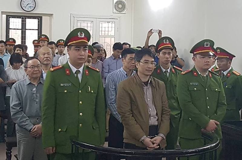 Giagn Kim Đạt (ở giữa) cùng đồng phạm tại tòa sơ thẩm.