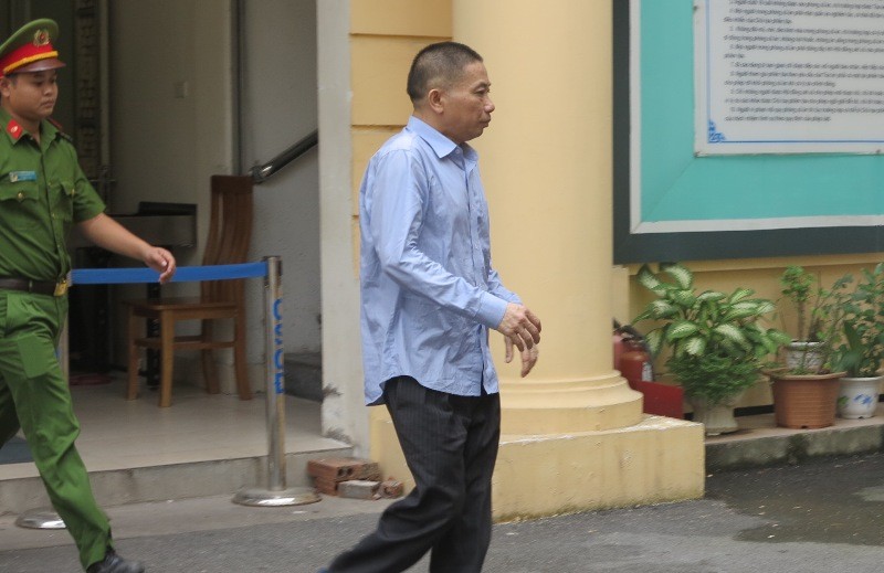 Bị can Ninh Văn Quỳnh đến tòa Hà Nội.