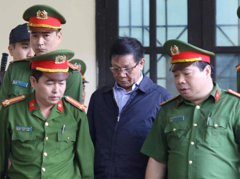 Bị cáo Phan Văn Vĩnh liên tục phải nhờ trợ giúp của y tế trong quá trình xét xử.