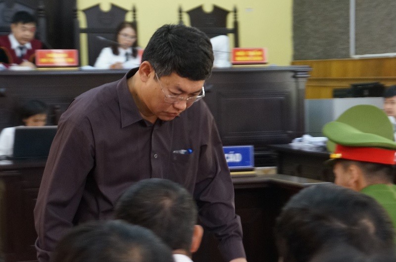 Ông Lê Trọng Bình - Phó chủ tịch UBND TP Sơn La khẳng định chỉ nhờ xem điểm nhưng con mình được nâng điểm.