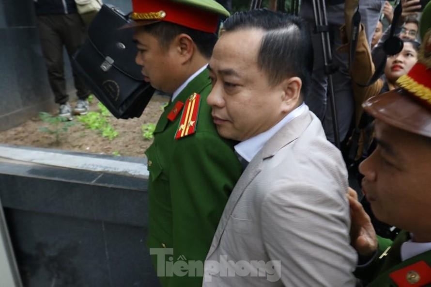 Phan Văn Anh Vũ trong một lần bị áp giải tới tòa án Hà Nội.