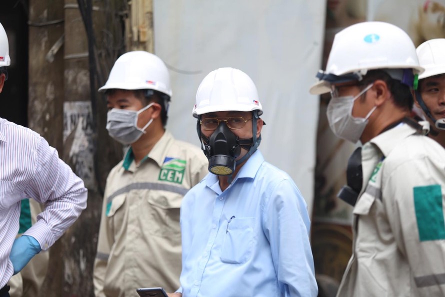 Đoàn quan trắc của Tổng cục Môi trường đang tiến hành quan trắc, đánh giá chất lượng môi trường quanh nhà máy Rạng Đông sau sự cố cháy nổ.