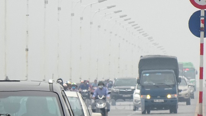 Đường Hà Nội chìm trong sương mù mờ mịt sáng 26/8 do ô nhiễm không khí.