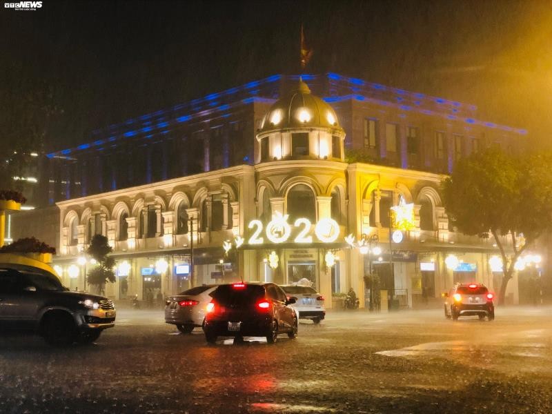 Dự báo ngày thứ Hai, các tỉnh Bắc Bộ có mưa, mưa nhỏ. Ảnh: mưa đêm giao thừa tết Canh Tý tại Hà Nội. Nguồn: internet
