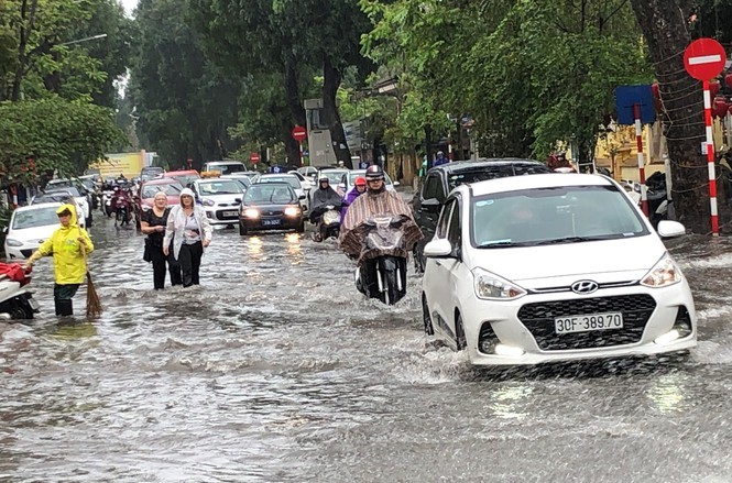 Trận mưa lớn chiều qua khiến nhiều điểm giao thông ở Hà Nội rơi vào ngập nặng.