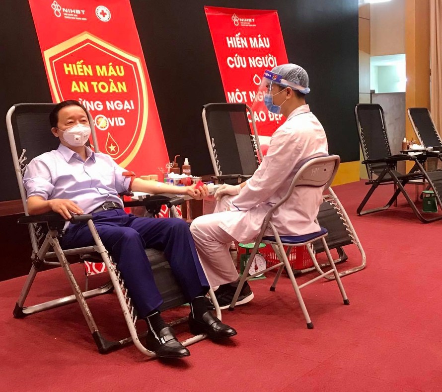 Bộ trưởng Trần Hồng Hà hưởng ứng lời kêu gọi hiến máu nhân đạo trong sáng nay. Ảnh: Nguyễn Hoài
