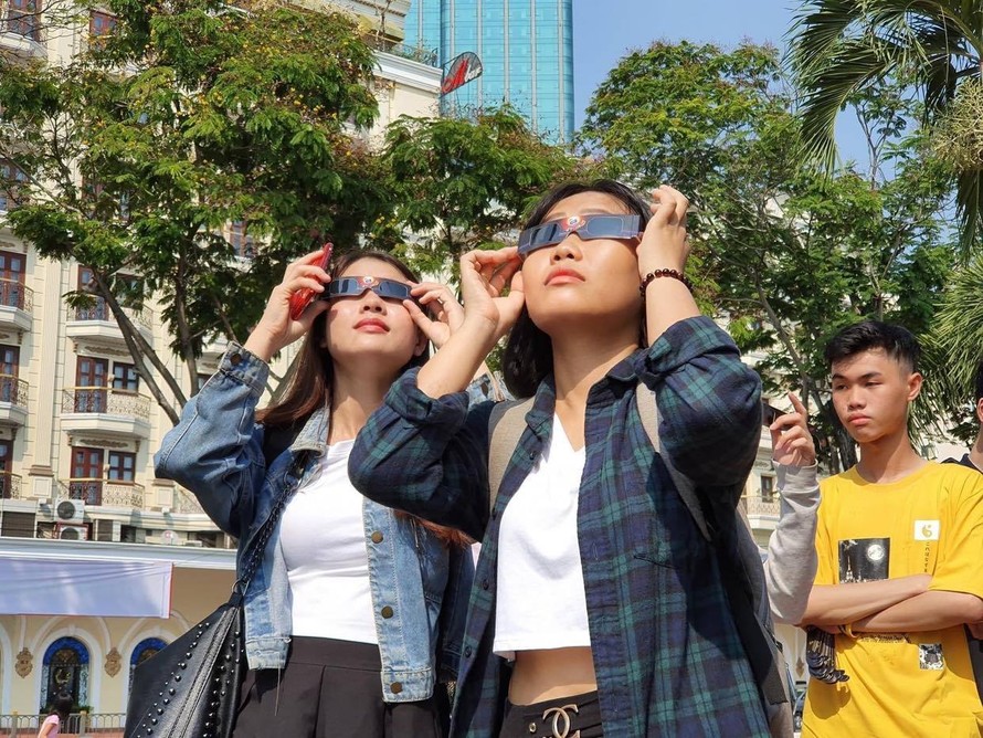 Các bạn trẻ ở Thành phố Hồ Chí Minh quan sát nhật thực ngày 26/12/2019. Ảnh: Câu lạc bộ thiên văn nghiệp dư TPHCM. 