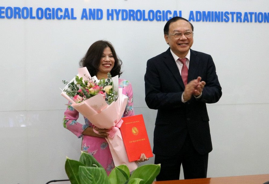 Thứ trưởng Lê Công Thành trao quyết định bổ nhiệm Phó Tổng cục trưởng cho bà Đặng Thanh Mai.