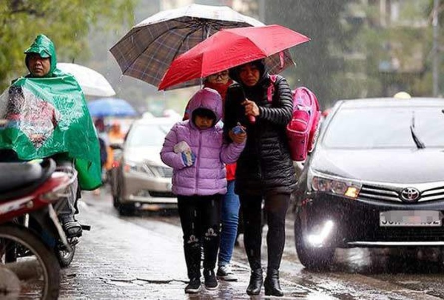 Học sinh Hà Nội trở lại trường trong mưa rét