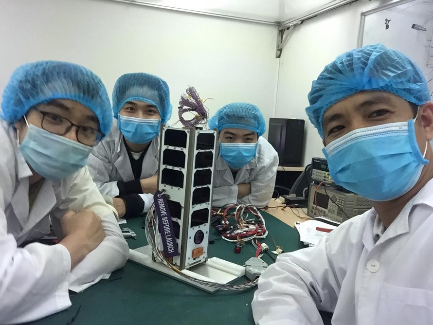 Đội ngũ thiết kế, chế tạo bên vệ tinh NanoDragon. Ảnh: Trung tâm Vũ trụ Việt Nam cung cấp.