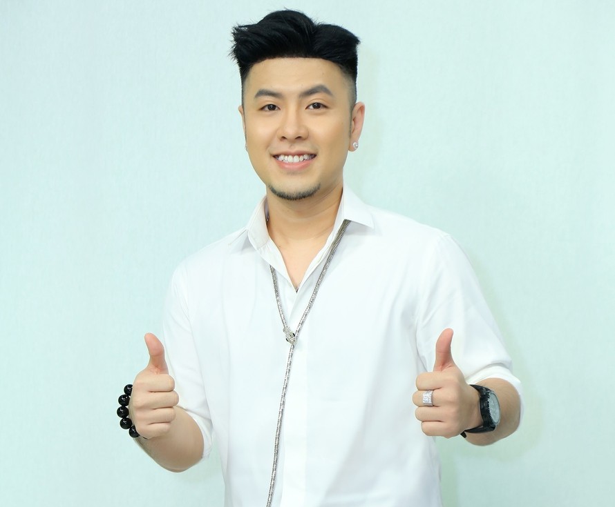 Ca sỹ Akira Phan: 'Hiện nay có nhiều nam ca sỹ đặt túi ngực nhưng không dám nói'