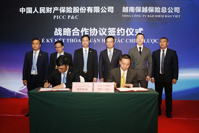 Ông Nguyễn Quang Hưng, Phó Tổng giám đốc TCT Bảo hiểm Bảo Việt ký kết thỏa thuận hợp tác chiến lược với Công ty CP hữu hạn bảo hiểm tài sản Nhân dân Trung Quốc (PICC P&C)