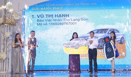 Ông Đỗ Trường Minh - Tổng Giám đốc Tập đoàn Bảo Việt trao biểu trưng cho đơn vị có khách hàng may mắn trúng thưởng ô tô Mercedes-Benz C200 