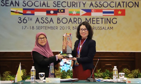 Tổng Giám đốc BHXH Việt Nam Nguyễn Thị Minh- Chủ tịch ASSA 35 (nhiệm kỳ 2018-2019) chuyển giao Biểu trưng cho Chủ tịch ASSA 36 (nhiệm kỳ 2019-2020)