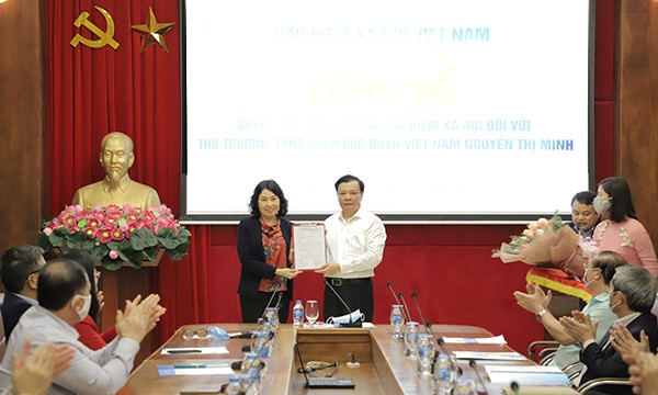 Bộ trưởng Đinh Tiến Dũng trao quyết định cho Tổng Giám đốc Nguyễn Thị Minh