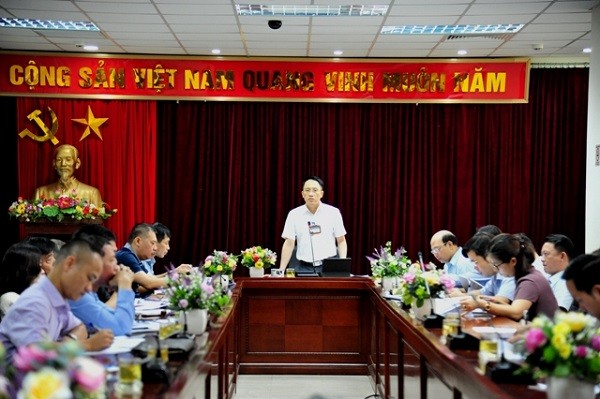 Cục Trưởng Cục thuế TP.Hà Nội Mai Sơn trao đổi với các doanh nghiệp về vấn đề xử lý nợ thuế kéo dài tại hội nghị ngày 26/6 