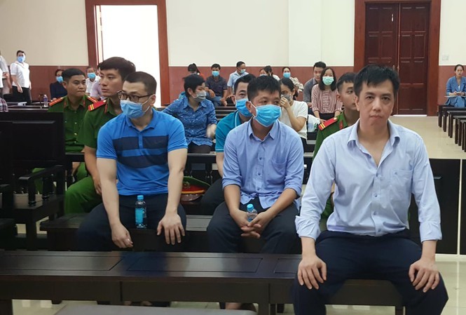 Các bị cáo trong vụ buôn lậu thuốc ung thư giả VN Pharma. Ảnh: Tân Châu