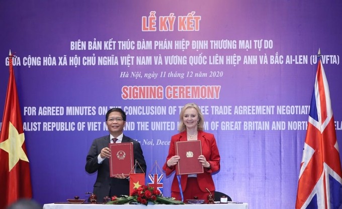 Bộ trưởng Bộ Thương mại quốc tế Vương quốc Anh Liz Truss và Bộ trưởng Bộ Công Thương Việt Nam Trần Tuấn Anh cùng ký kết kết thúc đàm phán Hiệp định thương mại tự do Vương quốc Anh- Việt Nam (UKVFTA)