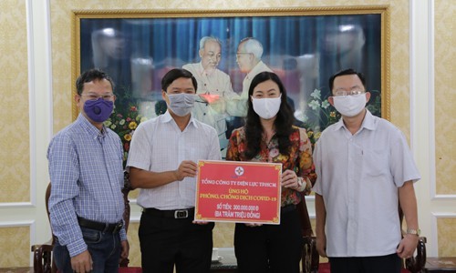 Ông Lê Văn Minh – Chủ tịch Công đoàn EVNHCMC (thứ 2, từ trái qua) trao 300 triệu đồng ủng hộ phòng, chống dịch Covid - 19 cho đại diện UBMTTQ Việt Nam TP.Hồ Chí Minh