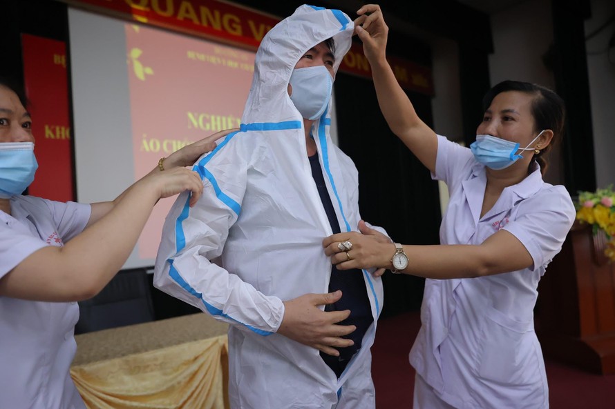 Cận cảnh bộ quần áo chống sốc nhiệt cho nhân viên y tế chống dịch