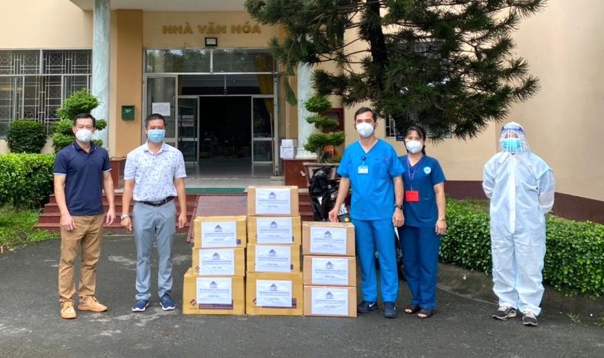 Hiệp hội Xây dựng và Vật liệu Xây dựng TPHCM tặng 600 túi thuốc cho Bệnh viện dã chiến Quận Tân Bình.