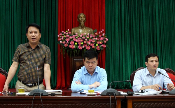 Phó Chủ tịch huyện Thanh Oai Nguyễn Trọng Khiển trao đổi với báo chí