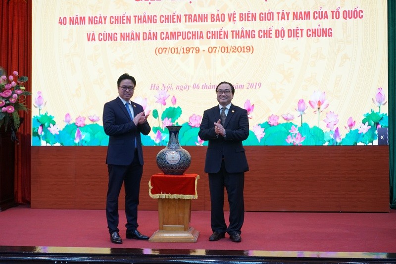 Bí thư Thành ủy Hà Nội Hoàng Trung Hải trao quà lưu niệm cho Đại sứ Campuchia tại Việt Nam nhân dịp buổi gặp mặt.