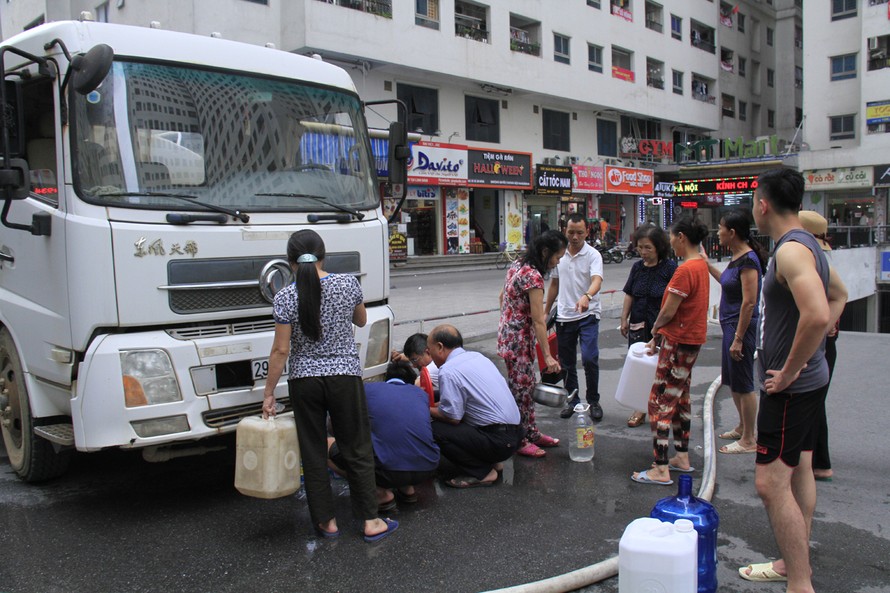 Sự cố nước sạch sông Đà nhiễm bẩn gây ảnh hưởng lớn đến đời sống người dân Thủ đô. Ảnh: Trường Phong