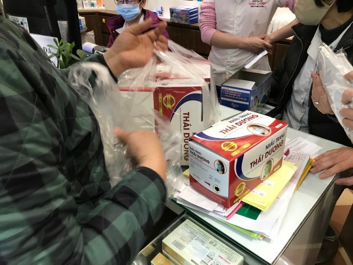 Nhiều người dân ở Hà Nội đi mua khẩu trang y tế phòng dịch
